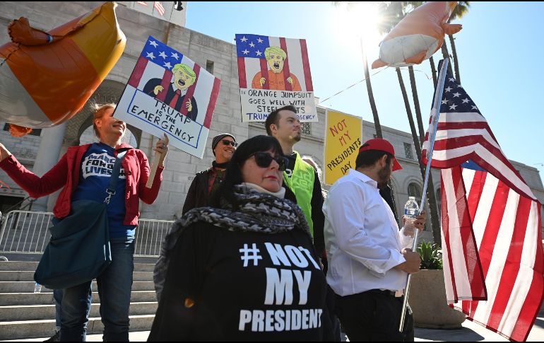 Desde Los Ángeles. Cientos de personas aprovecharon el feriado del Día de los Presidentes para tachar la declaratoria emitida por Trump como antidemocrática y antiinmigrante. AFP/R. Beck