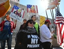Cientos de personas aprovecharon el feriado del Día de los Presidentes para tachar la declaratoria emitida por Trump como antidemocrática y antiinmigrante. AFP / R. Beck