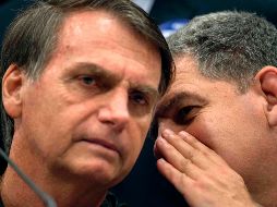 El ministro Gustavo Bebianno (d) habla con Bolsonaro (i) luego de una conferencia de prensa en Brasil. AFP/M Pimentel