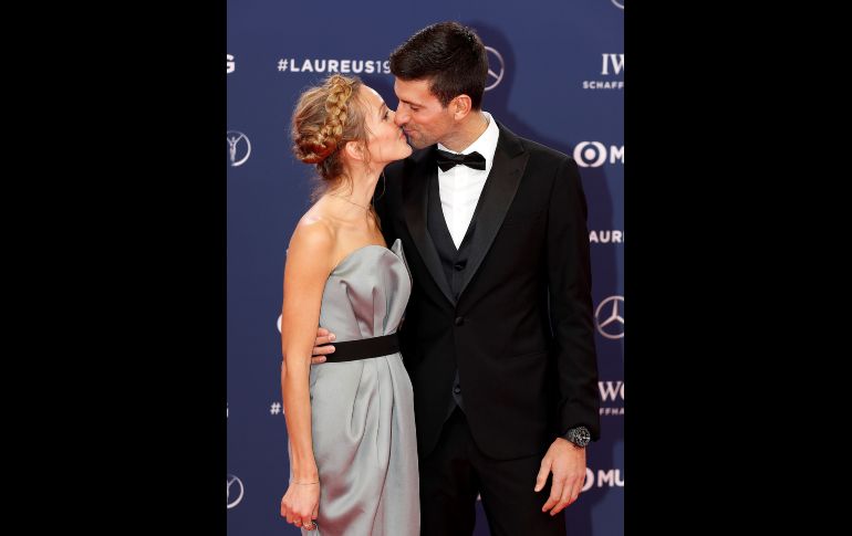 El tenista serbio Novak Djokovic y su esposa Jelena posan para los fotógrafos a su llegada a la gala de los Premios Laureus del deporte en Mónaco. EFE/S. Nogier