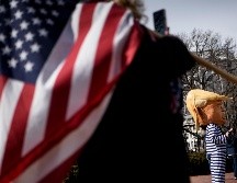 Un activista disfrazado de Donald Trump participa en una manifestación contra la declaración de emergencia emitida por el presidente. AFP/B. Smialowski