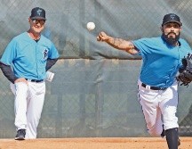 Pitchers como Sergio Romo (der.) serán apresurados para soltar sus lanzamientos en pretemporada. AP / D. Santiago