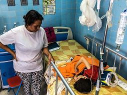 La emigración de trabajadores sanitarios venezolanos a otros países o la escasez de medicinas han afectado la capacidad de la red de salud del país para responder a emergencias y epidemias, según la OMS. AFP / ARCHIVO