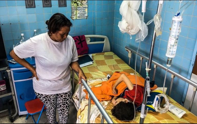 La emigración de trabajadores sanitarios venezolanos a otros países o la escasez de medicinas han afectado la capacidad de la red de salud del país para responder a emergencias y epidemias, según la OMS. AFP / ARCHIVO