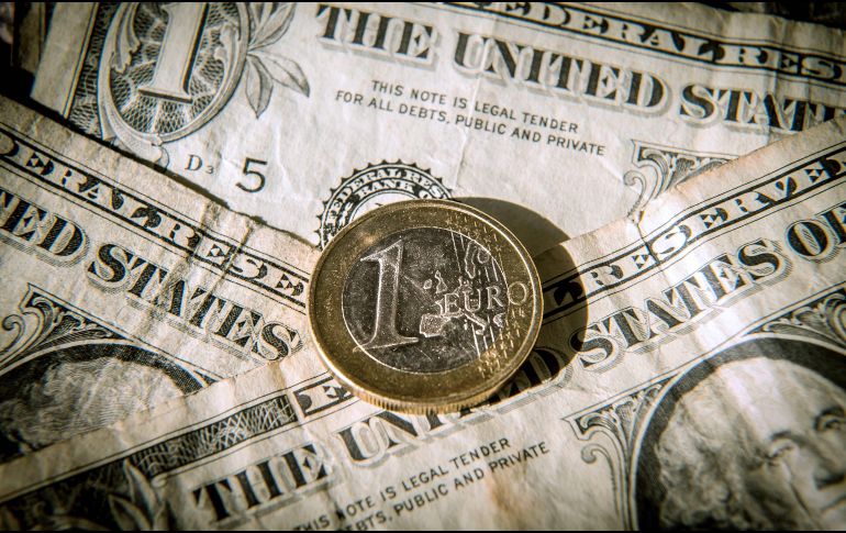 En la sesión de este martes, indicó Banco Base, se espera que el tipo de cambio cotice en un canal entre 19.10 y 19.30 pesos por dólar. AFP / ARCHIVO