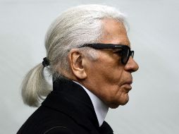 Lagerfeld ha sido conocido por su estética: siempre vestía de negro, con alzacuello blanco, cabello recogido en una coleta y gafas negras, pero también por su frases, algunas de ellas fuera de tono. AFP / ARCHIVO
