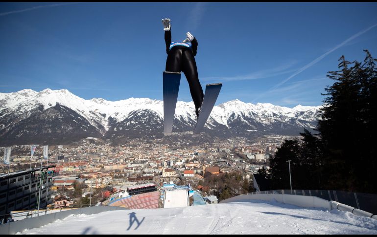 El alemán Fabian Riessle realiza un entrenamiento para el evento combinado del Campeonato Mundial de esquí en Innsbruck, Austria. AFP/APA/G. Hochmuth