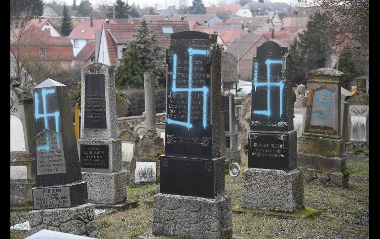 Tumbas en un cementerio judío en Quatzenheim, Francia, fueron vandalizadas con pinturas de esvásticas. El daño a unas 80 tumbas se descubrió este martes, día en que están programadas marchas contra el aumento de los ataques antisemitas. AFP/F. Florin