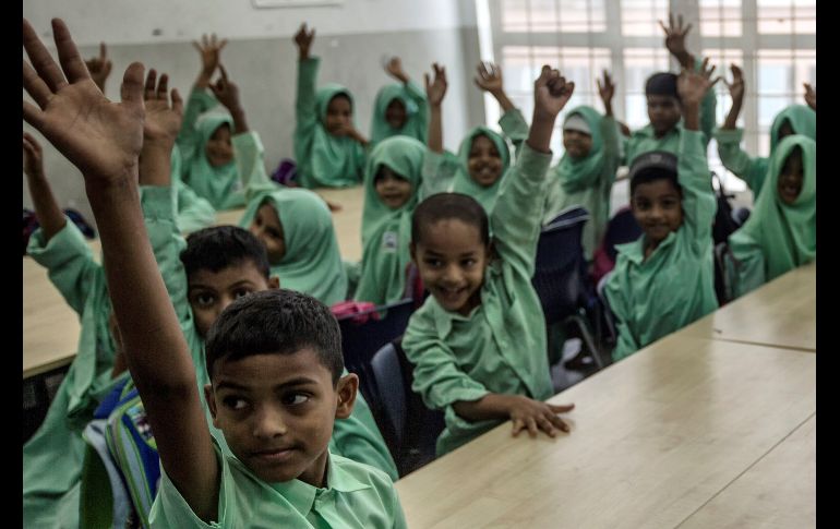 Refugiados rohinyá asisten a sus clases en el Centro de Educación Rohinyá en Klang, cerca de Kuala Lumpur, en Malasia. El centro abrió sus puertas en julio de 2010, fundado por la Agencia de Refugiados de la ONU. EFE/A. Yusni