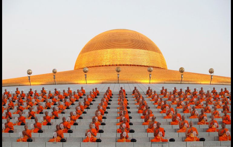 Monjes budistas rezan durante una ceremonia por el día del Magha Puja en el templo Wat Phra Dhammakaya, en la provincia tailandesa de Pathum Thani. El Magha Puja conmemora el sermón que, como establece la tradición, dio Buda nueve meses después de alcanzar la 