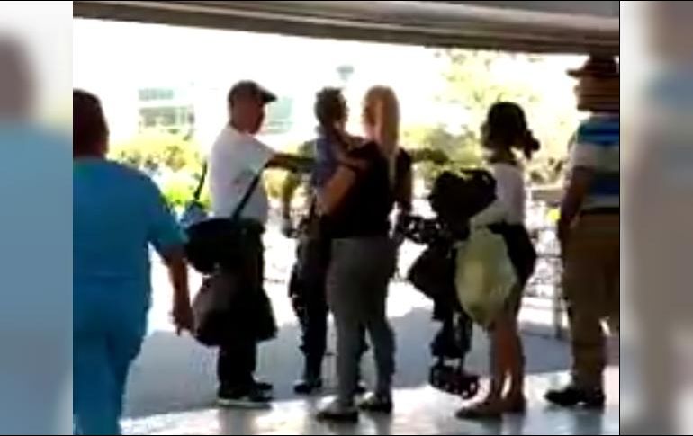 En redes sociales circula un video donde se ve a la guardia agreder a una mujer que cargaba a un menor. ESPECIAL