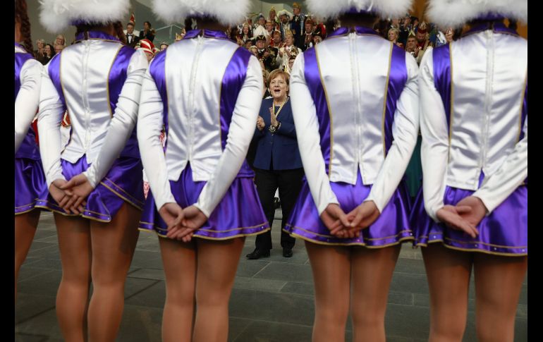 La canciller alemana Angela Merkel aplaude a bailarinas en una recepción por el carnaval, realizada en la cancillería de Berlín. AFP/O. Andersen