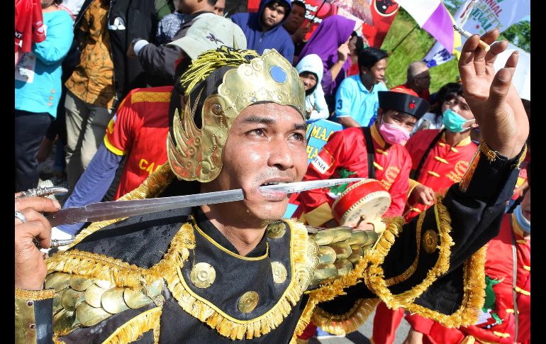 Un indonesio desfila con una espada que le atraviesa la mejilla, durante el festival Cap Go Meh en Singkawang, para conmemorar el último día de festejos del Año Nuevo chino. AFP/D. Cavalero