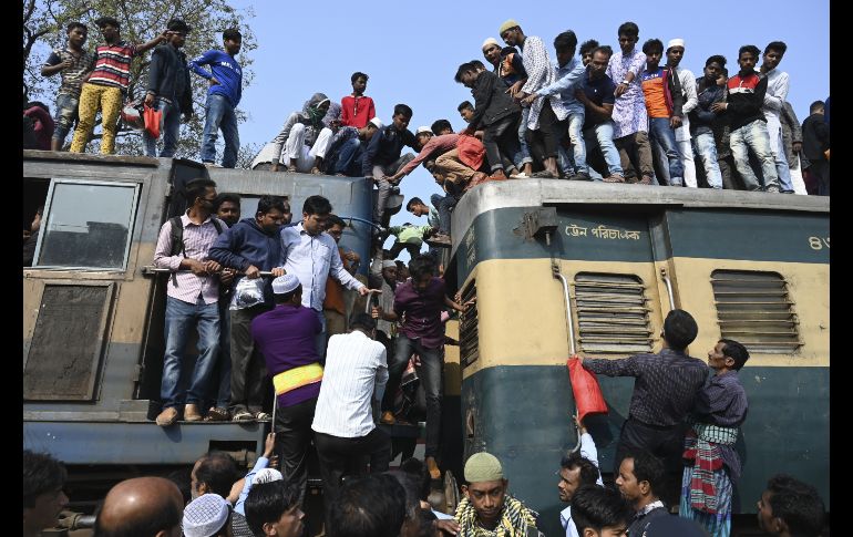 Musulmanes salen de un tren en Tongi, Bangladesh, para participar en las oraciones finales por el evento del Bishwa Ijtema, una multitudinaria peregrinación islámica. AFP/M. Uz Zaman