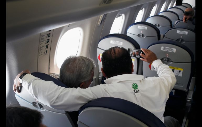 Una selfie en el avión. Asistentes de vuelo se quejan que los pasajeros y reporteros no atienden sus indicaciones. AFP/A. Estrella