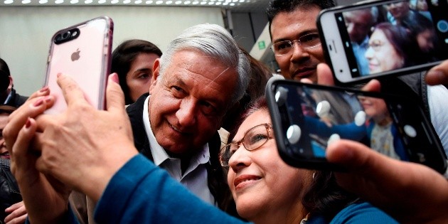 AMLO, pesadilla de polic&iacute;as y azafatas en vuelos comerciales
