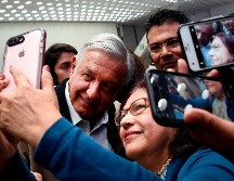 AMLO, pesadilla de policías y azafatas en vuelos comerciales