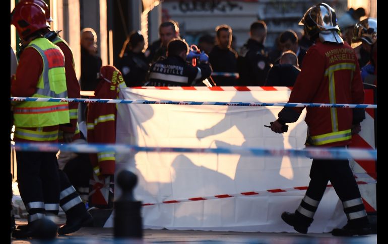 Policías y personal de emergencias laboran en el sitio donde un hombre apuñaló a dos pasajeros en Marsella, Francia. El atacante fue abatido por policías. AFP/B. Horvat