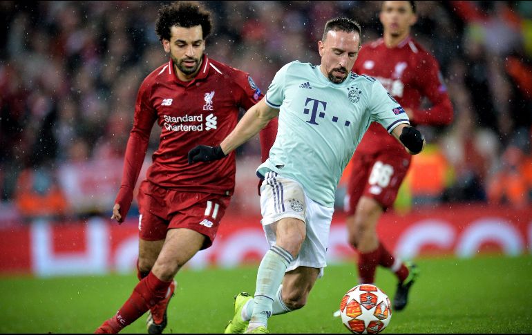 Franck Ribery (d) del Bayern en acción ante Mohamed Salah (i) de Liverpool, este martes durante el partido. EFE/P. Powell