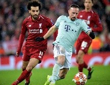 Franck Ribery (d) del Bayern en acción ante Mohamed Salah (i) de Liverpool, este martes durante el partido. EFE/P. Powell