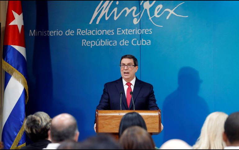 El canciller cubano, Bruno Rodríguez (i), habla durante una conferencia de prensa este martes, en la sede del Ministerio de Relaciones Exteriores de Cuba, en La Habana. EFE/E. Mastrascusa