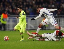 Lionel Messi (i), del Barcelona, en acción durante el partido por los octavos de final de la Liga de Campeones de la UEFA. EFE/G. Horcajuelo