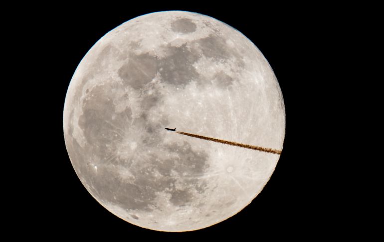 Un avión se va pasar junto a la Luna en Nuremberg, Alemania. También se le ha llamado superluna de nieve, pues coincide con el invierno en el hemisferio norte.
