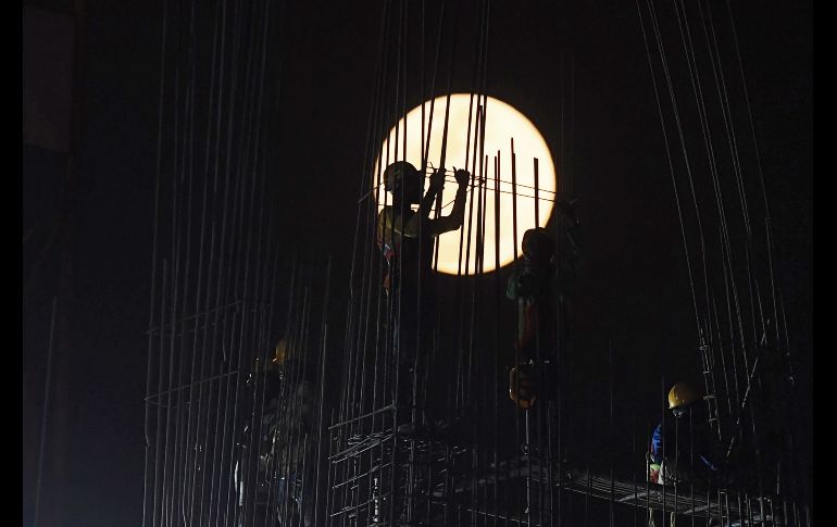 Esta condición produce un efecto visual en que la Luna parece hasta 14% más grande y 30% más brillante que cuando se encuentra en el punto más lejano del planeta. En Calcuta, India. AFP/D. Sarkar
