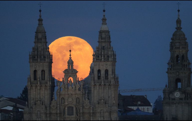 La Luna llena de este martes ilumina los cielos alrededor del mundo. Aquí, sobre la catedral de Santiago de Compostela, España.