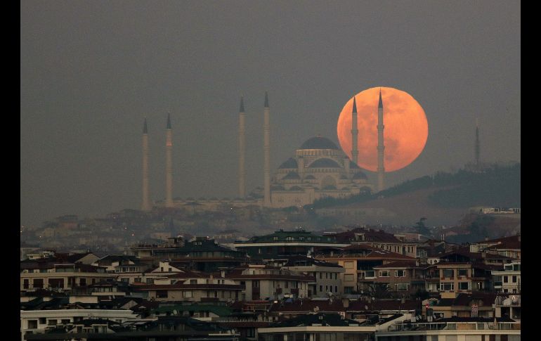 Vista junto a la mezquita de Camlica, en la ciudad turca de Estambul.