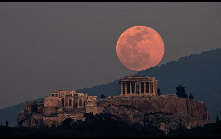 Vista junto a la Acrópolis, en Atenas. Se trata de la segunda de las tres superlunas consecutivas del año (enero, febrero y marzo), no obstante, la de este mes será la más cercana.