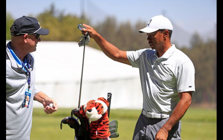 El estadounidense Tiger Woods (d) juega en el Club Chapultepec. SUN/I. Olivares