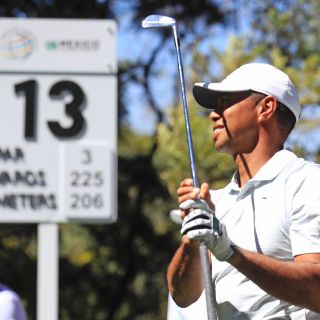 Tiger Woods recorre campo en México