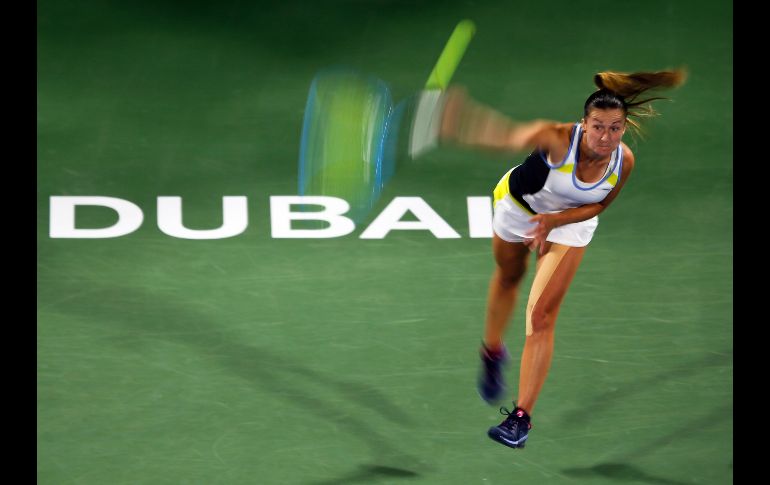 La tenista eslovena Dalila Jakupovic sirve la bola contra la alemana Angelique Kerber, durante su encuentro de segunda ronda del torneo que se celebra en Dubái, Emiratos Árabes Unidos. EFE/A. Haider