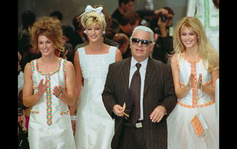 Karl Lagerfeld camina junto a Cindy Crawford, Linda Evangelista y Claudia Schiffer, en un desfile de 1995. AP