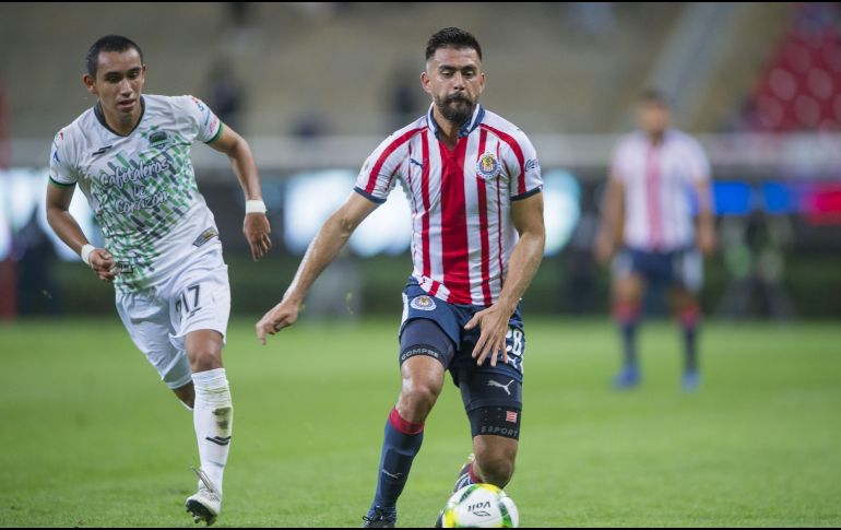 Juan Basulto (D) anotó uno de los goles con los que Chivas se impuso por 3-0 a Cafetaleros el pasado 15 de enero. MEXSPORT/ARCHIVO