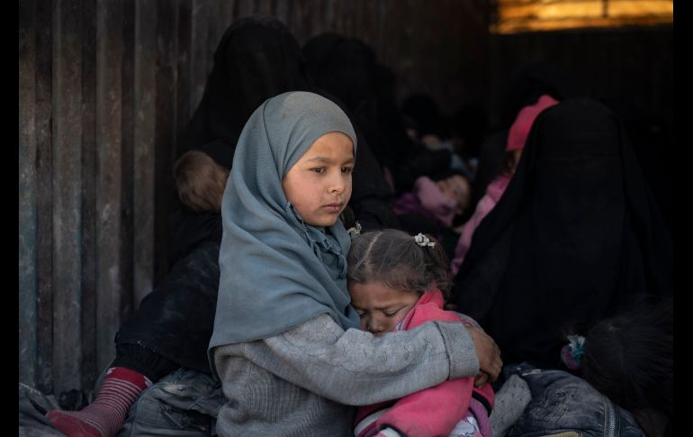 Niños en un convoy salen de Baghouz, último enclave del Estado Islámico en Siria. Centenares de personas han sido evacuadas de la zona, con lo que las fuerzas sirias respaldadas por Estados Unidos esperan pronto declarar la victoria territorial frente al grupo yihadista AP/F. Dana
