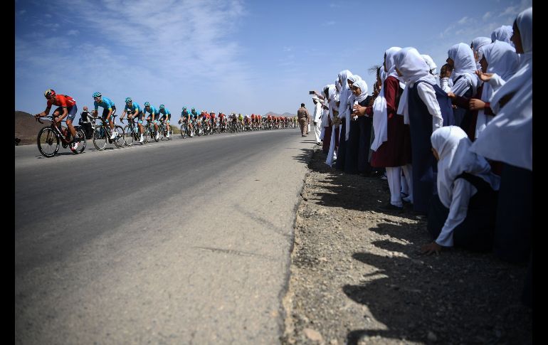 El pelotón participa en la quinta etapa del Tour de Omán, realizada entre Sama'il y Jabal Al Akhdhar. AFP/A. Poujoulat