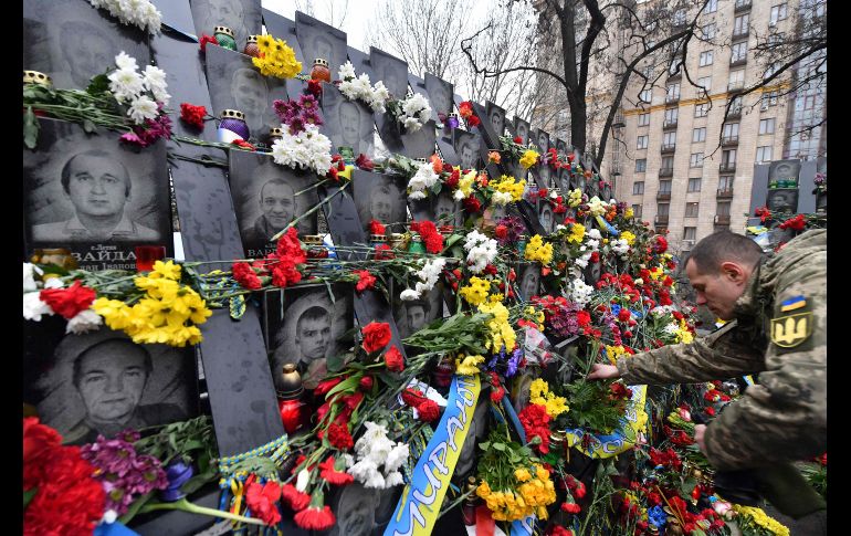 Un hombre deposita flores ante el memorial a los activistas llamados 