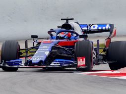 Kvyat y Raikkonen (Alfa Romeo) eran los únicos pilotos en contar con los neumáticos más blandos y, por ello, los más rápidos de la sesión. EFE / A. García