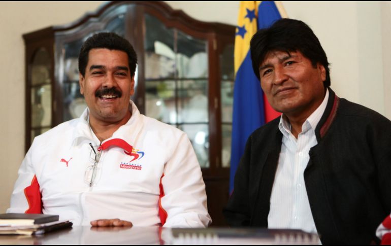 El presidente de Bolivia, Evo Morales (der) es uno de los pocos mandatarios que ha externado su apoyo a Maduro (izq). AP / ARCHIVO