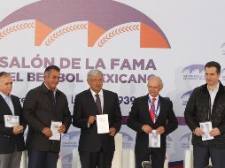 Acompañado por el gobernador de Nuevo León, Jaime Rodríguez Calderón, dijo que el beisbolista Adrián González ayuda en la tarea de las escuelas con la conducción de la directora del deporte Ana Gabriela Guevara. NTX / O. Ramírez