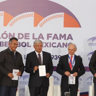 López Obrador inaugura Salón de la Fama del beisbol en Monterrey