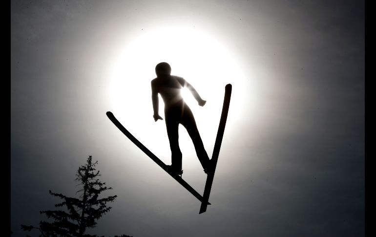 El estadounidense Ben Loomis entrena para el combinado nórdico del Campeonato Mundial de esquí nórdico en Innsbruck, Austria. AP/M. Schrader