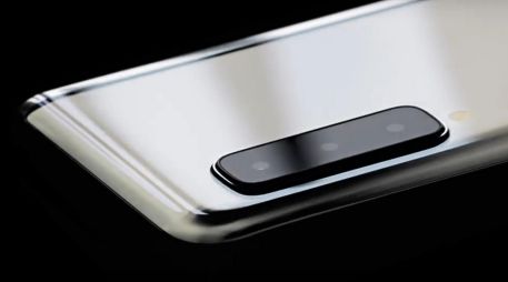 El Galaxy Fold se despliega en una pantalla de 7.3 pulgadas para servir como teléfono inteligente y tableta. ESPECIAL / Samsung Mobile