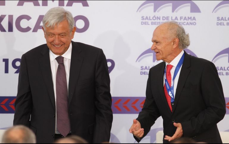 Andrés Manuel López Obrador, acompañado por el dueño de los Diablos Rojos del México, Alfredo Harp Helú, inauguró este miércoles el Salón de la Fama del Beisbol Mexicano. NTX/O. Ramírez