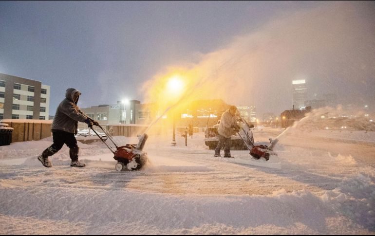 Habitantes quitan nieve de las entradas de sus viviendas esta mañana, en Nebraska. AP/Z. Long