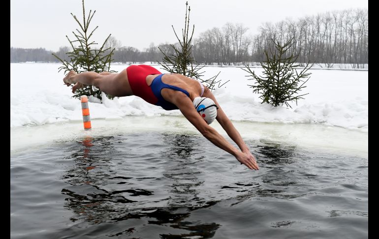 Natalya Seraya, fundadora del club, se lanza a nadar. AFP/K. Kurdyavtsev