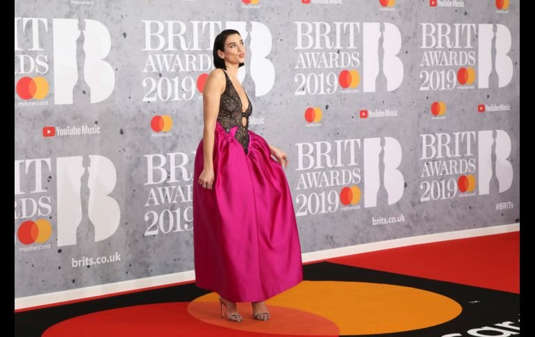 La cantante Dua Lipa posa a su llegada a la ceremonia de los Brit Awards en Londres, Inglaterra. AP/Invision/V. Le Caer