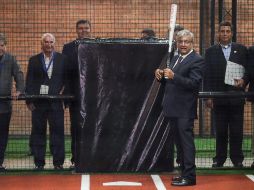 López Obrador demostró sus habilidades en la caja de bateo después de la ceremonia protocolaria del Salón de la Fama del Beisbol en Monterrey. REUTERS